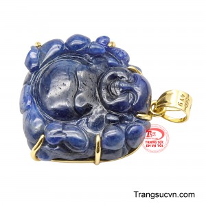 Các điểm bọc vàng được bố trí khéo léo quanh phần vai và thân đá, vừa có tác dụng nâng đỡ vừa tạo điểm nhấn sang trọng trên nền Sapphire xanh. 