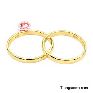 Nhẫn Cưới Viên Mãn sở hữu thiết kế thanh lịch với sắc vàng óng ánh, mang đến vẻ đẹp sang trọng và tinh tế cho các cặp đôi trong ngày trọng đại.