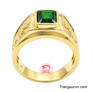 Tâm điểm của tác phẩm là viên đá Tourmaline màu xanh lục tự nhiên được gọt giũa theo giác cắt chữ nhật sắc nét, tỏa ra sắc xanh rực rỡ và tràn đầy năng lượng. 