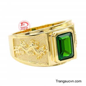 Đai nhẫn được thiết kế bản lớn được chạm khắc hoa văn nổi tỉ mỉ trên nền phay xước tinh xảo, tạo nên điểm nhấn vô cùng nam tính và quyền lực. 