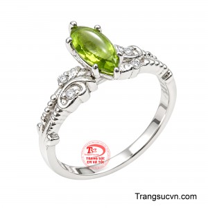 Nhẫn Nữ Bạc Peridot Tỏa Sáng nổi bật với viên Peridot xanh lục ánh vàng rực rỡ, mang vẻ đẹp tươi sáng và đầy sức sống. 