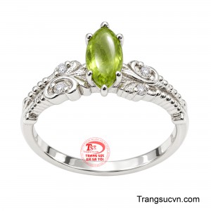 Thiết kế bạc thanh thoát kết hợp những đường nét uốn lượn mềm mại, tạo cảm giác duyên dáng và nữ tính. 