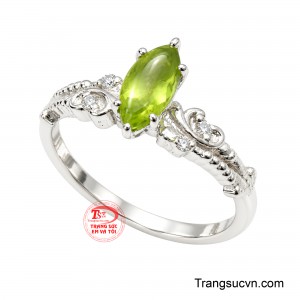 Các viên đá cz điểm xuyết giúp tăng thêm hiệu ứng lấp lánh, tôn bật sắc xanh đặc trưng của Peridot. 