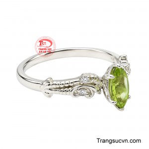 Peridot thường được gắn với nguồn năng lượng tích cực, niềm vui và sự thịnh vượng. 