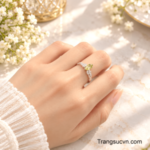 Một món trang sức nhỏ nhưng đủ để tạo dấu ấn riêng trên cổ tay.