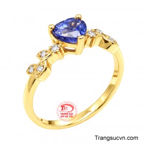 Nhẫn Nữ Sapphire Thiên Ái mang vẻ đẹp thanh lịch và đầy cuốn hút với viên Sapphire xanh lam tím được cắt hình trái tim, nổi bật ở vị trí trung tâm. 
