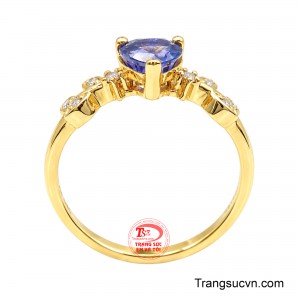 Sắc đá chuyển nhẹ giữa xanh lam và tím dưới ánh sáng, tạo nên chiều sâu và những tia phản chiếu sống động. 