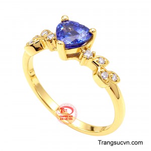 Viên chủ được nâng đỡ bởi chấu vàng tinh tế, tôn lên đường nét mềm mại của dáng trái tim. 