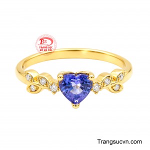 Thân nhẫn vàng sáng bóng, thanh mảnh họa tiết cách điệu đối xứng, giúp tổng thể trở nên nhẹ nhàng, nữ tính và dễ đeo hằng ngày. 