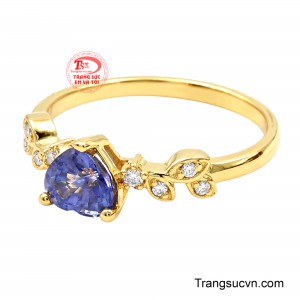 Nhẫn Nữ Sapphire Thiên Ái là lựa chọn dành cho người yêu thích một thiết kế trang sức nữ tính, tinh tế nhưng vẫn có điểm nhấn riêng. 