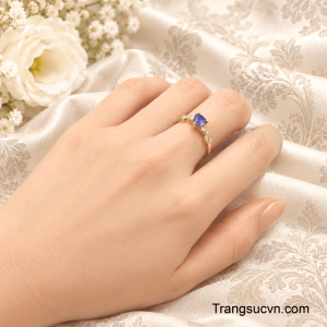 Một món trang sức nhỏ nhưng đủ để tạo dấu ấn riêng trên đôi bàn tay.