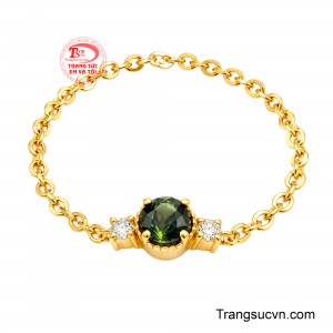 Điểm nhấn độc đáo nằm ở phần đai nhẫn thiết kế theo dạng mắt xích dây chuyền, tạo nên những đường nét mềm mại, đan xen đầy cá tính mà vẫn giữ được nét thanh lịch, sang trọng. 