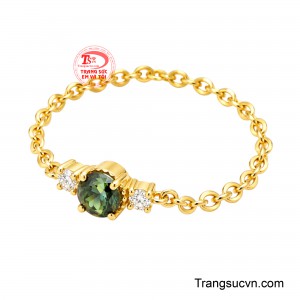 Hai viên đá trắng đính đối xứng hai bên càng tôn lên sắc xanh nổi bật của Sapphire, kết hợp cùng ánh vàng rực rỡ tạo nên tổng thể hài hòa và đầy cuốn hút. 