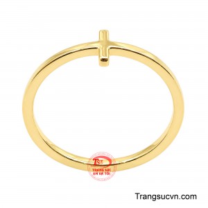 Sắc vàng óng ánh nổi bật cùng bề mặt sáng bóng giúp chiếc nhẫn thêm cuốn hút khi đeo trên tay. 