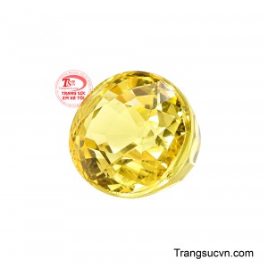 Sở hữu hình oval kết hợp giác cắt facet tinh xảo giúp viên đá phản chiếu ánh sáng đa chiều, tạo nên hiệu ứng lấp lánh đầy mê hoặc. 
