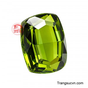 Dáng oval cân đối kết hợp giác cắt facet tạo nên những tia sáng phản chiếu tinh tế, làm nổi bật vẻ đẹp tự nhiên của viên đá.