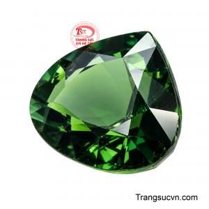 Những mặt giác đa diện phản chiếu sáng tối đan xen, tựa ánh nắng xuyên qua tán rừng sâu, khiến sắc xanh lúc trầm mặc, lúc bừng lên đầy sức sống. 