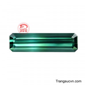 Không quá rực rỡ, cũng không hoàn toàn tối sâu, sắc đá nằm ở khoảng giao thoa giữa xanh rừng thẳm và xanh ngọc biếc.