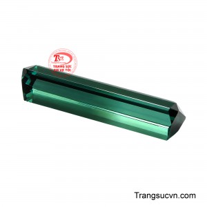 Điểm cuốn hút đầu tiên của viên Tourmaline là gam xanh lục pha lam trầm mặc. 