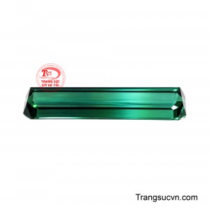 Khi ánh sáng đi qua, phần trung tâm ánh lên sắc xanh ngọc sáng hơn, trong khi các vùng rìa chuyển sang xanh đậm gần như đen.