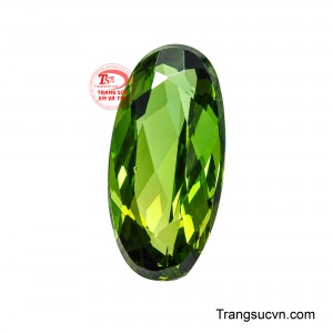 Những mặt cắt facet được chế tác tỉ mỉ giúp ánh sáng lan tỏa qua từng góc cạnh, tạo hiệu ứng lấp lánh đầy cuốn hút.