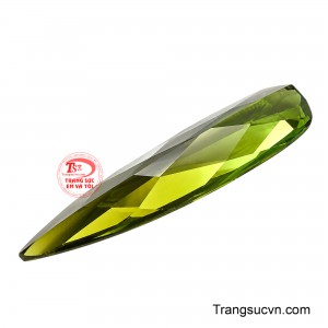 Điểm cuốn hút đầu tiên của viên đá nằm ở dáng cắt thuôn dài, thanh mảnh như một giọt sương được kéo dài thành hình mũi giáo. 