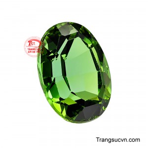 Thiết kế dáng oval kết hợp giác cắt facet giúp viên đá đón sáng linh hoạt, làm nổi bật độ trong suốt cùng những sắc độ màu sắc tinh tế bên trong. 