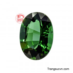 Dáng oval thanh thoát kết hợp kỹ thuật giác cắt facet tạo nên những mặt phản quang sắc nét, giúp ánh sáng chuyển động tinh tế bên trong viên đá trong suốt.