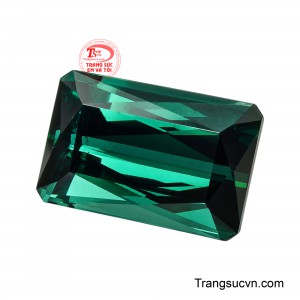 Điểm cuốn hút đầu tiên của viên đá nằm ở sắc xanh lục pha lam đặc trưng, gợi liên tưởng đến màu xanh ngọc sâu thẳm giữa đại dương.