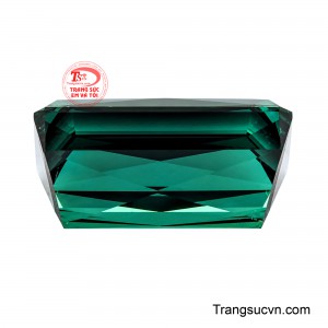 Khi ánh sáng đi qua các mặt giác, sắc xanh chuyển theo từng góc nhìn, lúc rực sáng như ánh ngọc, lúc sâu thẳm và bí ẩn. 