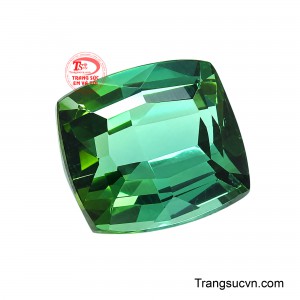 Dáng oval mềm mại kết hợp giác cắt facet tinh tế giúp viên đá tỏa sáng lấp lánh khi thay đổi góc nhìn. 