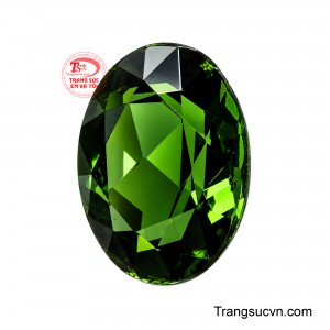 Dưới dáng cắt oval cổ điển, viên đá được mài giũa với những mặt cắt góc cạnh sắc sảo, tối đa hóa khả năng bắt sáng và tạo nên những tia lửa màu lục biếc rực rỡ từ bên trong. 