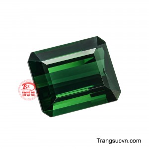 Dáng chữ nhật vát góc kết hợp giác cắt bậc thang dẫn ánh sáng thành những đường phản chiếu, sắc nét, tôn lên vẻ đẹp hình học mạnh mẽ và chiều sâu đặc trưng của đá quý. 
