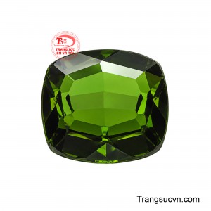 Kiểu cắt oval kết hợp các mặt facet được mài giũa khéo léo giúp viên đá bắt sáng nổi bật, phô diễn vẻ đẹp sống động từ mọi góc nhìn. 