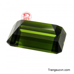 Dáng cắt chữ nhật vát góc kết hợp các mặt giác bậc thang làm nổi bật đường nét hình học dứt khoát, mang đến vẻ đẹp điềm tĩnh nhưng không hề đơn điệu. 