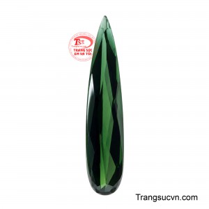 Viên Tourmaline Lục Ngọc Vạn Thế gây ấn tượng với sắc xanh lục thẫm, ẩn hiện những dải màu ẩn sâu dưới viên đá, tạo nên vẻ đẹp huyền bí và sâu lắng.