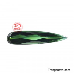 Dáng cắt thuôn dài, sắc nhọn tựa lưỡi kiếm ngọc, tôn lên vẻ mạnh mẽ, bí ẩn và khí chất khác biệt.