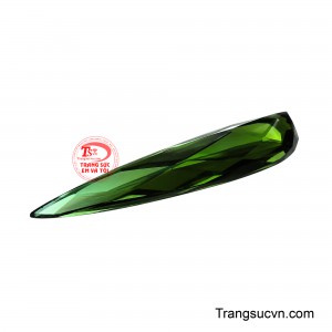 Viên đá mang ý niệm về giá trị trường tồn, sự kiên định và vẻ đẹp vượt khỏi những biến đổi nhất thời. 