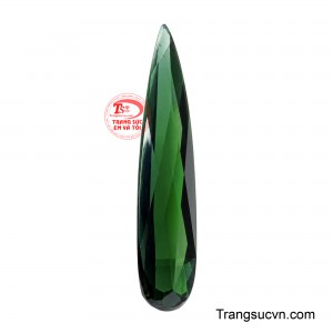 Viên Tourmaline Lục Ngọc Vạn Thế là vẻ đẹp của thời gian lắng đọng trong sắc ngọc, trầm mặc bên ngoài nhưng ẩn chứa sức sống mạnh mẽ bên trong.