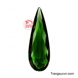Dáng cắt giọt lệ thuôn dài với đỉnh nhọn thanh thoát tạo nên vẻ đẹp quyền quý, tựa một giọt tinh hoa được chắt lọc từ chiều sâu của thiên nhiên.