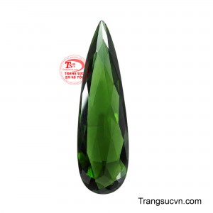 Nền đá sẫm làm nổi bật vùng xanh sáng ở trung tâm, tạo hiệu ứng chuyển sắc huyền bí giữa ánh sáng và bóng tối. 
