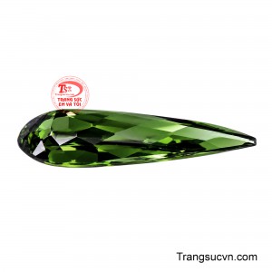 Những mặt cắt sắc nét phản chiếu ánh sáng đa chiều, khiến viên đá vừa mạnh mẽ, vừa mang nét thanh lịch đầy cuốn hút. 