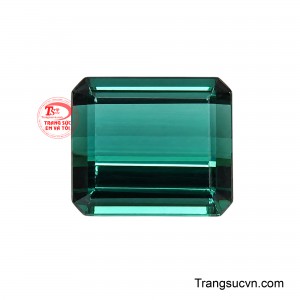 Mỗi mặt cắt phản chiếu ánh sáng theo cách riêng, làm sắc đá biến đổi tinh tế mà vẫn giữ được nét trầm tĩnh đặc trưng. 
