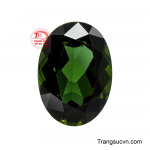 Viên Tourmaline Thanh Long Vượng Khí thu hút ánh nhìn nhờ sắc xanh rừng thẫm kiêu hãnh kết hợp cùng điểm sáng lục tươi rực rỡ nơi tâm đá. 
