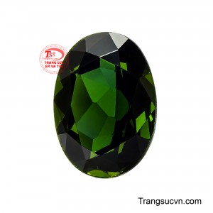 Viên đá được gọt giũa tỉ mỉ theo dáng oval tạo nên hiệu ứng chuyển màu sâu thẳm vô cùng cuốn hút mỗi khi ánh sáng lướt qua.
