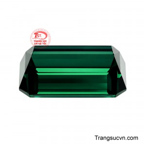 Khi đặt trong ổ nhẫn vàng trắng sắc xanh đậm được nhấn mạnh theo hướng hiện đại, lạnh và sắc sảo.