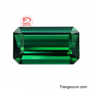 Nếu kết hợp với vàng màu, viên đá lại mang vẻ cổ điển, trầm ấm, gợi liên tưởng đến những món bảo vật có chiều sâu thời gian.