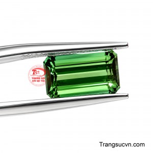 Viên Tourmaline Thiên Bích mang vẻ đẹp của ánh sáng ẩn trong sắc ngọc, tạo dấu ấn bằng chiều sâu màu sắc và nét thanh lịch vượt thời gian.