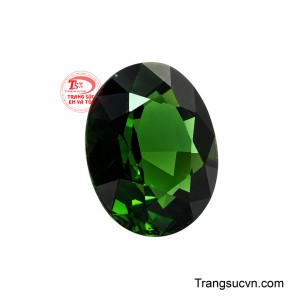 Được chế tác theo dáng oval kết hợp giác cắt facet tinh xảo, viên đá phản chiếu ánh sáng đa chiều, tạo nên hiệu ứng lấp lánh cùng chiều sâu màu sắc ấn tượng. 