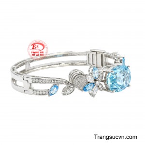 Những viên đá được chế tác tinh xảo, phản chiếu ánh sáng nhẹ nhàng tạo hiệu ứng lấp lánh duyên dáng trên cổ tay. 